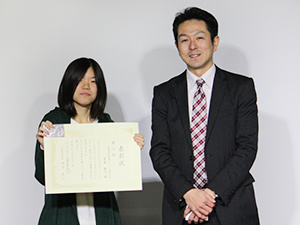 そして、国際理工情報デザイン専門学校からは、同じ部門の3位も受賞。受賞したのは、ビジュアルデザイン科　1年　斉藤　雛乃　さん 